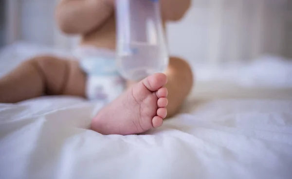 Nahaufnahme Der Beine Eines Kleinen Mädchens Einer Windel — Stockfoto