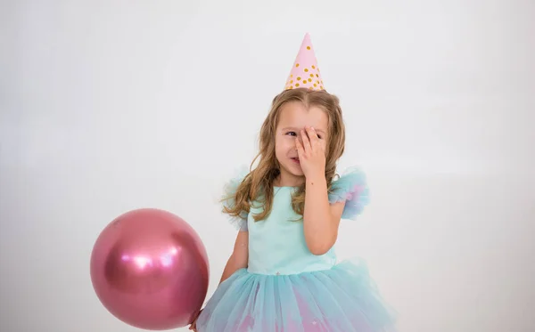 Uma Menina Feliz Boné Papel Vestido Inteligente Fica Com Balão — Fotografia de Stock