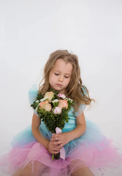 Trauriges Mädchen Einem Festlichen Kleid Mit Einem Strauß Frischer Blumen — Stockfoto