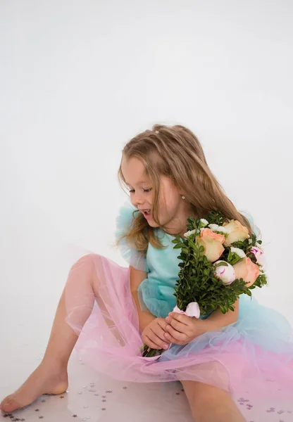 Ein Fröhliches Kleines Mädchen Einem Festlichen Kleid Hält Einen Strauß — Stockfoto