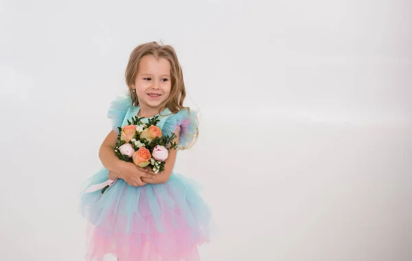 Eine Schöne Kleine Prinzessin Mit Make Und Einem Strauß Frischer — Stockfoto