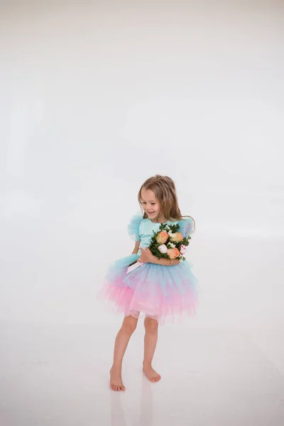 치마를 드레스를 소녀가 자리가 배경에 꽃다발을 — 스톡 사진