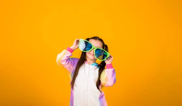 Una Bambina Felice Pigiama Kigurumi Grandi Bicchieri Erge Uno Sfondo — Foto Stock