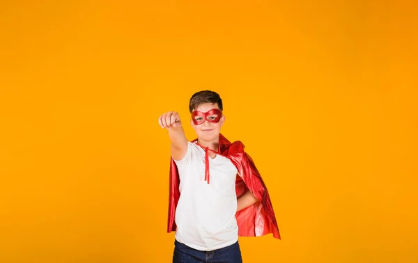 Een Jongen Een Heldenkostuum Een Masker Staat Een Gele Achtergrond — Stockfoto