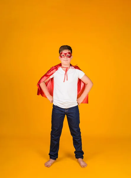 Jongen Staat Volle Hoogte Een Heldenkostuum Een Masker Een Gele — Stockfoto