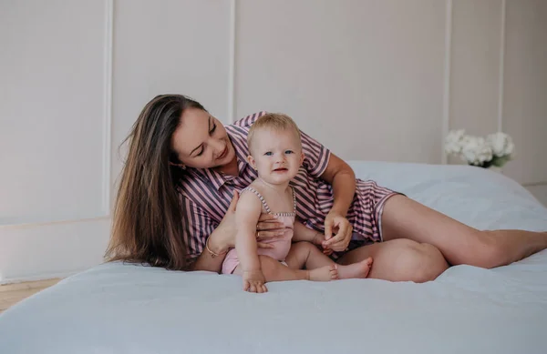 Vacker Brunett Mamma Pyjamas Ligger Sängen Med Blond Liten Flicka — Stockfoto
