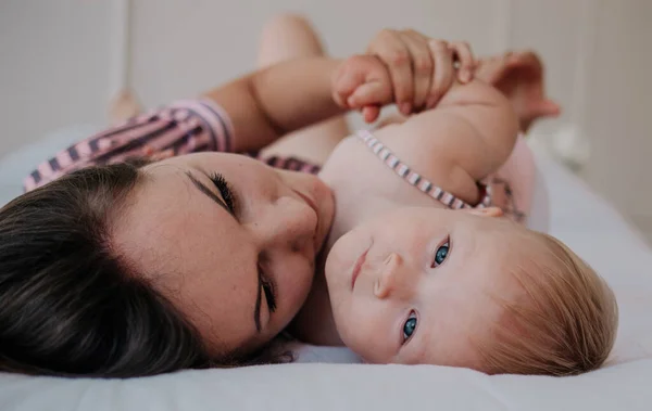 Porträt Einer Mutter Und Ihrer Tochter Die Auf Dem Bett — Stockfoto