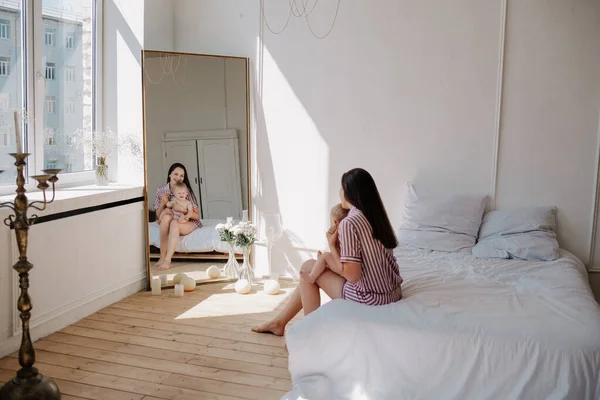 Schöne Brünette Mutter Pyjama Sitzt Auf Dem Bett Zimmer Und — Stockfoto