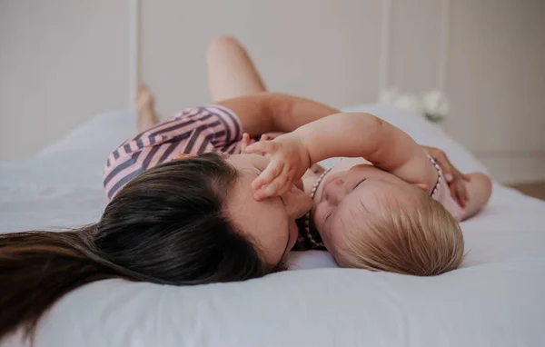 Närbild Ömma Bilder Mamma Och Dotter Sängen — Stockfoto