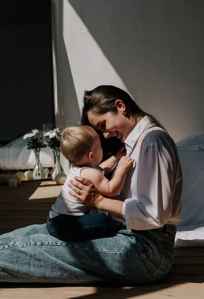 Portrait Mother Little Daughter Hugging Room Sunlight — 스톡 사진