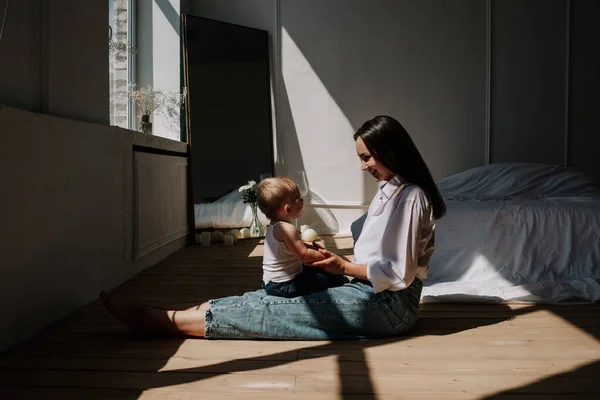 Mama Bawi Się Swoją Córeczką Drewnianej Podłodze Sypialni Światłem Słonecznym — Zdjęcie stockowe