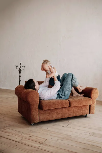 Mamma Ligger Brun Soffa Och Leker Med Sin Dotter Rummet — Stockfoto