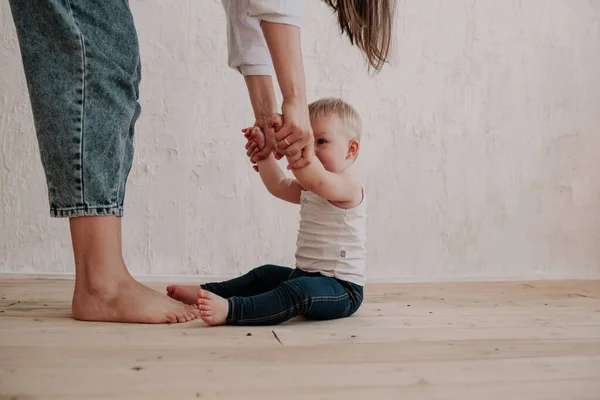 Zbliżenie Mama Pomaga Jej Mała Córka Stanąć Nogi — Zdjęcie stockowe