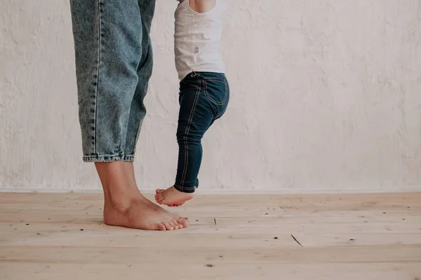 Close Mom Legs Little Daughter Wooden Floor — ストック写真