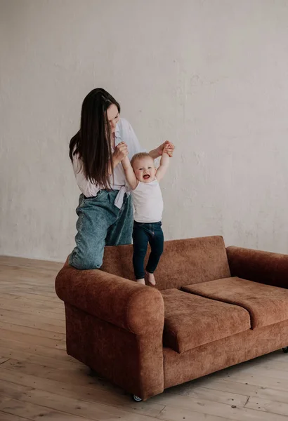 Brunetka Mama Bawi Się Jej Mała Córka Brązowy Sofa — Zdjęcie stockowe