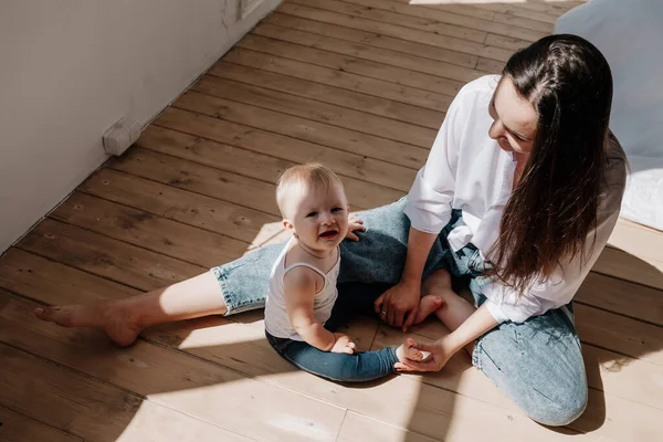 Brunette Mother Baby Girl Sitting Wooden Floor Rays Light — Stock Fotó