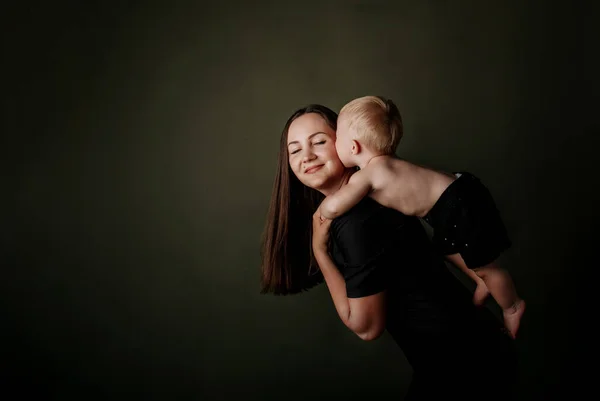 Baby Flicka Kysser Mamma Brunett Grön Bakgrund Med Plats För — Stockfoto
