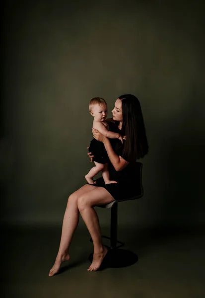 Brunett Mamma Svart Klänning Sitter Med Sin Dotter Grön Bakgrund — Stockfoto