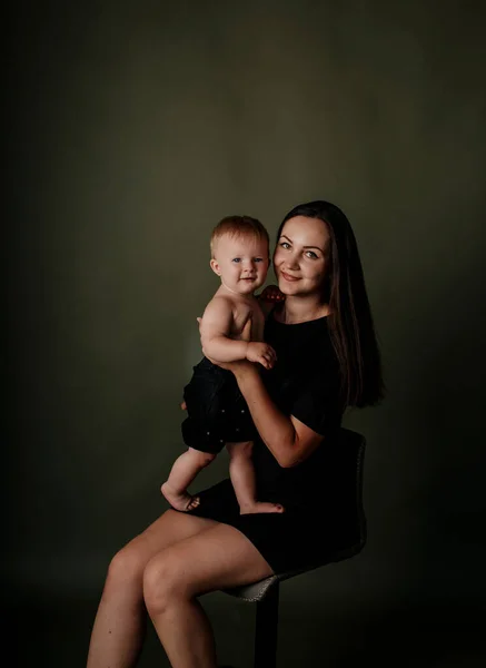 Portrait Mother Black Dress Sitting Chair Her Baby Daughter Green — Stock Photo, Image