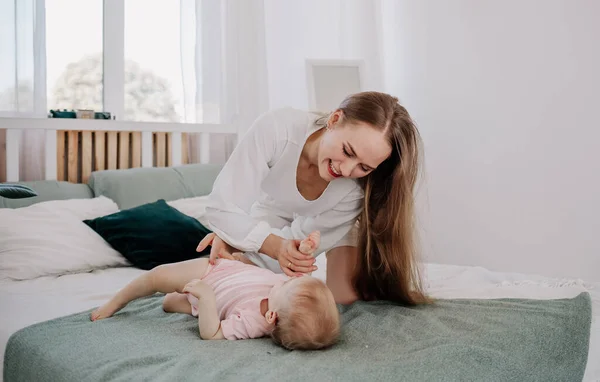 Young Mother Teaches Her Baby Daughter Roll Her Stomach Bed — Stock Photo, Image