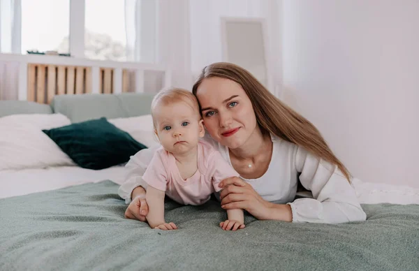 Vacker Mamma Ligger Med Barnet Sängen Rummet Och Tittar Kameran — Stockfoto