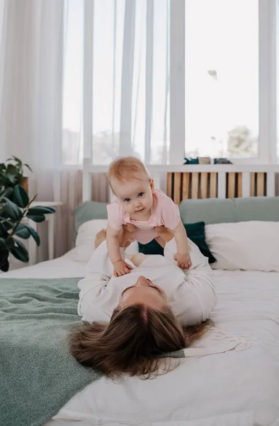 Mamá Está Acostada Cama Levanta Niña —  Fotos de Stock