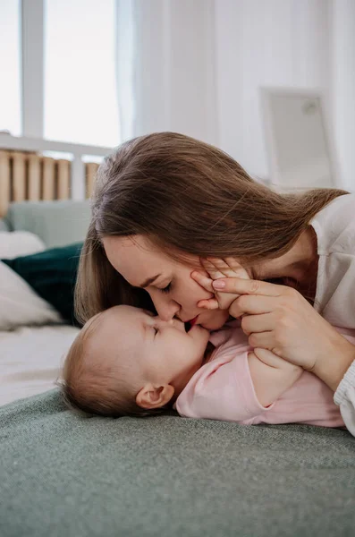 Anya Ágyon Fekszik Csókolgatja Kislányát — Stock Fotó