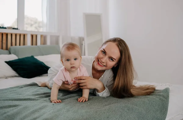 Lycklig Mor Ligger Sängen Med Sin Dotter Och Kramar — Stockfoto