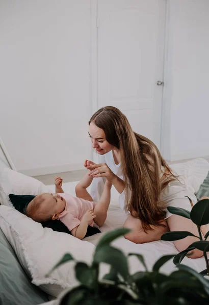 Mama Bawi Się Dziewczynką Łóżku Pokoju — Zdjęcie stockowe