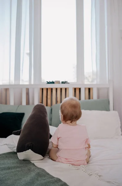 분홍색 아기가 침대에 면직물에 부드러운 장난감을 있습니다 — 스톡 사진