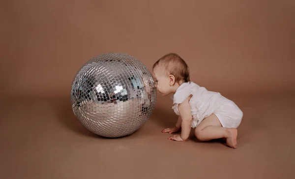 Una Bambina Con Una Tuta Bianca Guarda Una Palla Discoteca — Foto Stock