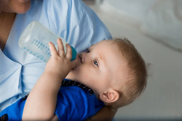 Baby Pojke Suger Flaska Med Blandning Sängen — Stockfoto