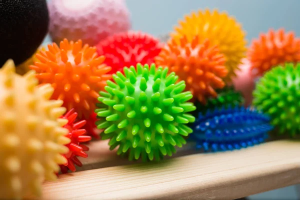 Rafta farklı renkte masaj topları var.