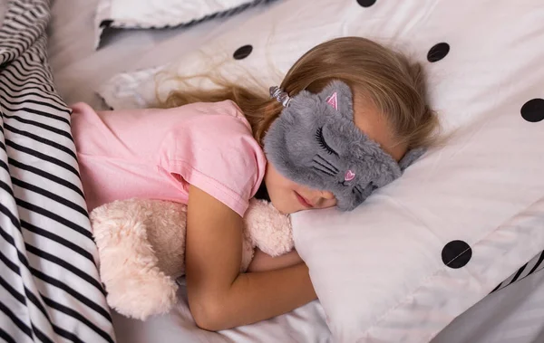 Mała Dziewczynka Śnie Bandaż Śpi Bawełnianej Pościeli Łóżku Sypialni — Zdjęcie stockowe