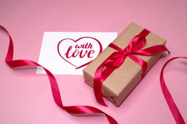 Sevgililer Günü geçmişi, Sevgililer Günü kartı ve pembe arka planda hediye kutusu.