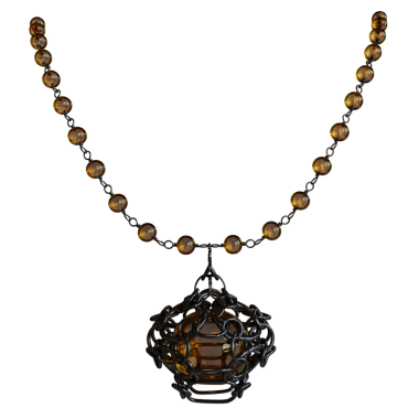 Şeffaf arkaplanda izole edilmiş büyük bir değerli taşa sahip 3 boyutlu zincir kolye.