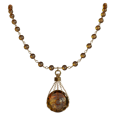 Şeffaf arkaplanda izole edilmiş büyük bir değerli taşa sahip 3 boyutlu zincir kolye.