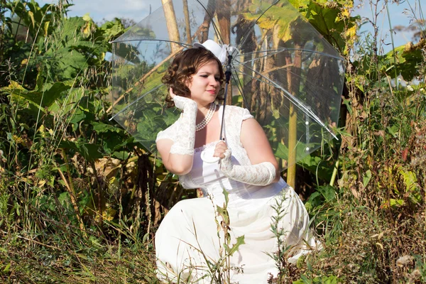 Ragazza in abito bianco e ombrello — Foto Stock