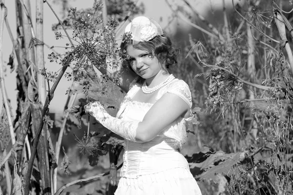 Ragazza in abito bianco e ombrello — Foto Stock