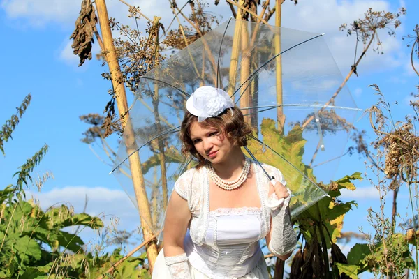 Menina no vestido branco e guarda-chuva — Fotografia de Stock