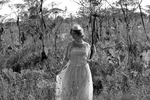 Kız beyaz elbise ve şemsiye — Stok fotoğraf