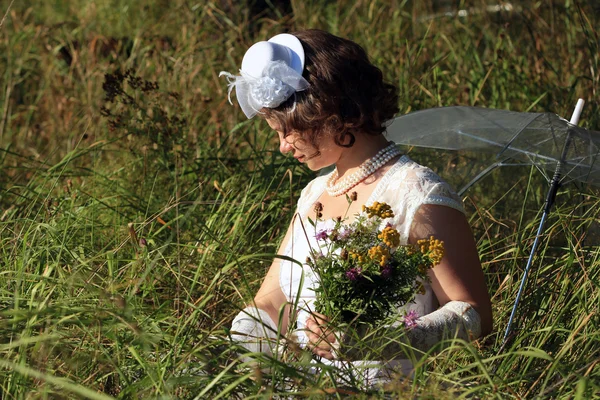 Ragazza in abito bianco e ombrello — Foto Stock