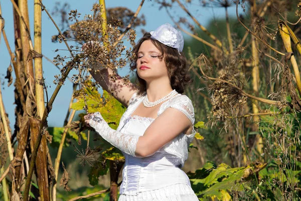 Ragazza in abito bianco e ombrello — Foto Stock