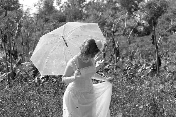 Menina no vestido branco e guarda-chuva — Fotografia de Stock