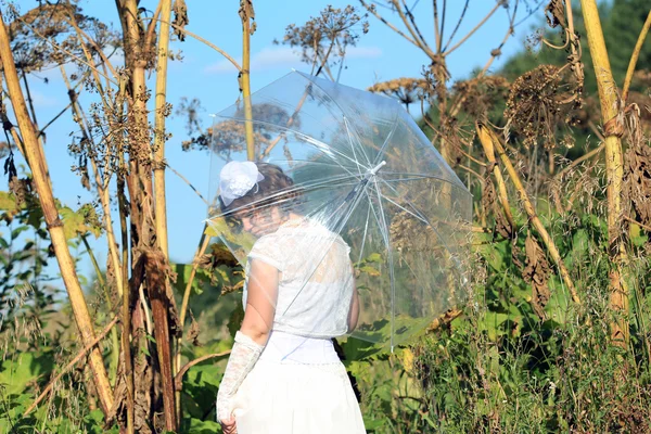 Ragazza in abito bianco e ombrello — Foto Stock