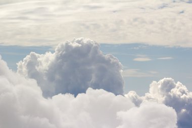 Dağdan bulutlar görünüyor