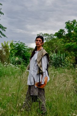 Yaz aylarında mısır tarlasına bakan dişi çiftçi.