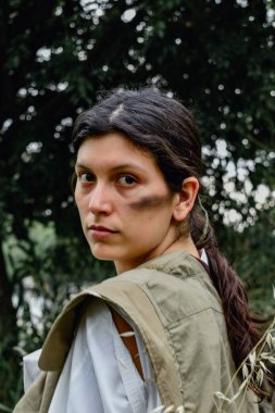 Genç bir çiftçi kadın kameraya bakıyor.