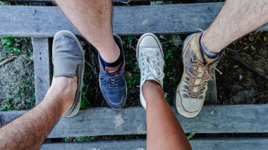 Dört farklı arkadaş ayakkabısı.