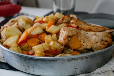 Aşçının tavuğu fırında, sebzeli ve baharatlı.